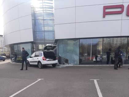 В центре Казани легковушка въехала в крыльцо автосалона Porsche