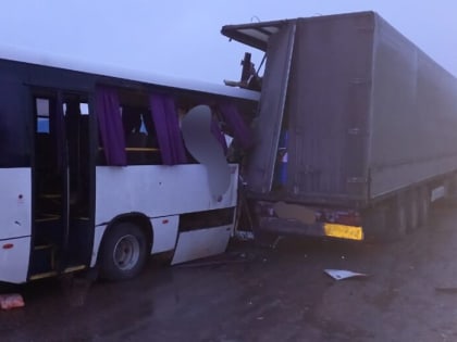 В столкновении грузовика с вахтовым автобусом в РТ погиб один пассажир, есть пострадавшие