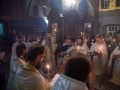 В Покровскую родительскую субботу митрополит Кирилл совершил ночную Литургию в Успенском Зилантовом монастыре Казани