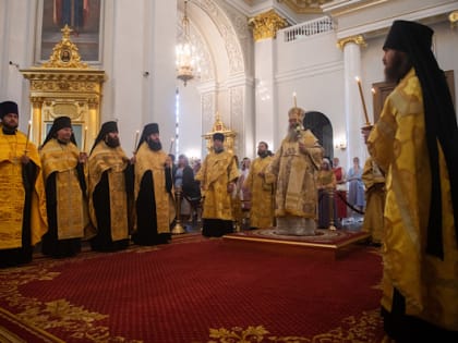 В канун недели Всех святых, в земле Российской просиявших, митрополит Кирилл совершил всенощное бдение в Казанском соборе