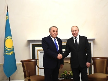 Назарбаев поздравил Путина с Днем России на встрече в Москве
