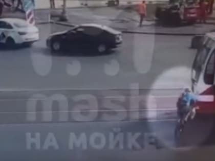 Mash опубликовал видео с моментом наезда трамвая на беспечного велосипедиста (18+)