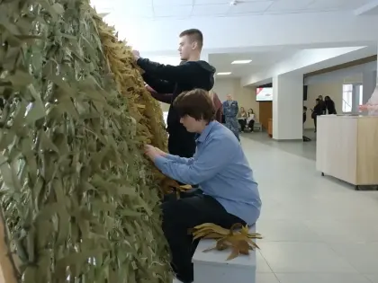 Студенты нижнекамского колледжа изготавливают масксети и «сухой душ» для бойцов СВО