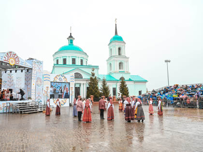 Митрополит Кирилл посетил русский народный праздник «Каравон-2022»