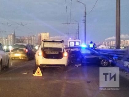 В Казани из-за массового ДТП на Проспекте Победы образовалась гигантская пробка