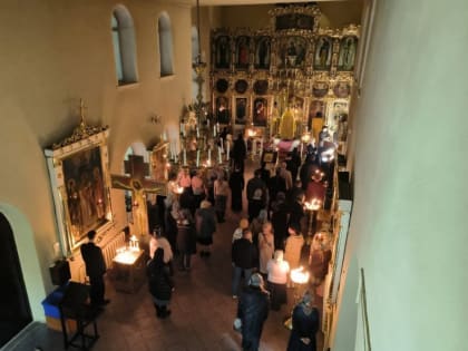 За ночным богослужением в семинарском храме помолились о российском воинстве