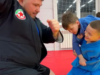 Чемпионы по самбо провели тренировку для юных нижнекамцев