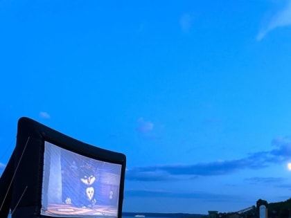 Менделеевцы посмотрели кино под открытым небом