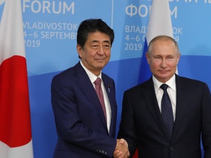 Путин направил соболезнования матери и вдове погибшего экс-премьера Японии