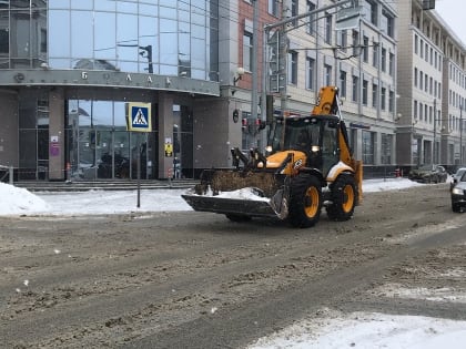 В Казани снегоуборщик «окружил» припаркованную машину грудой снега