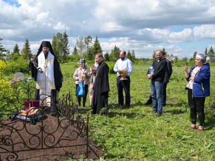 Епископ Мефодий совершил чин литии на могиле Виктора Смирнова