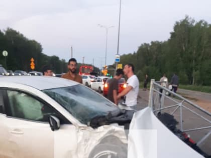 Очевидцы сняли на видео страшную аварию на Залесной в Казани, есть пострадавшие