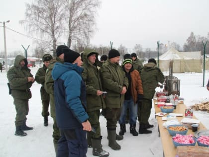 Глава Менделеевска приготовил на полигоне фирменные блины для мобилизованных