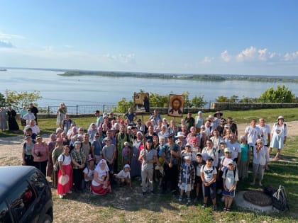 Верующие прошли крестным ходом по Тропе Макария