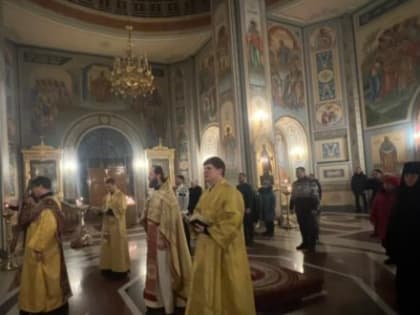 В новогоднюю ночь в Кафедральном соборе Альметьевска состоялась Божественная литургия