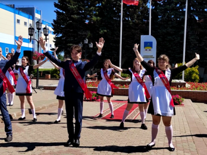 Флэшмоб выпускников Лаишевской школы №2 заинтриговал гостей праздника
