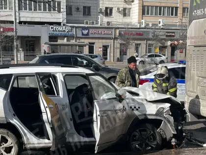 Такси въехало в остановку в Казани: что известно на данный момент (фото, видео)