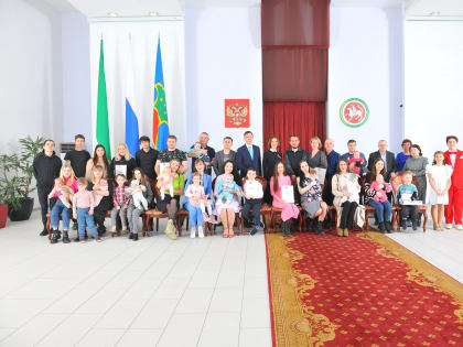 Челнинские семьи получили сертификаты на материнский капитал