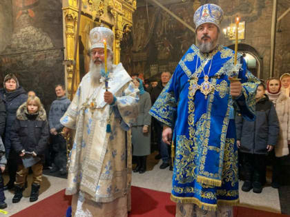 В канун праздника Введения Богородицы во храм митрополит Казанский Кирилл и митрополит Чебоксарский Савватий совершили всенощное бдение во Введенском соборе города Чебоксары