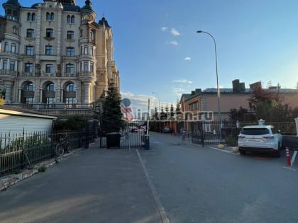 В центре Казани у элитного ЖК перегородили проезд водителям