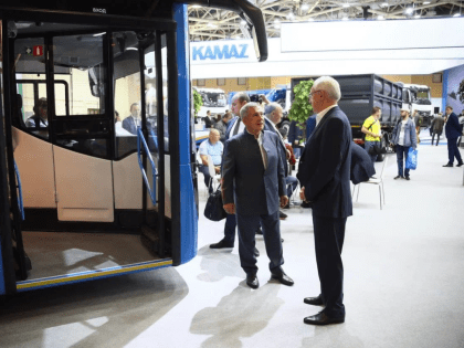 Минниханов осмотрел грузовики и беспилотный тягач «КАМАЗ» на выставке в Москве