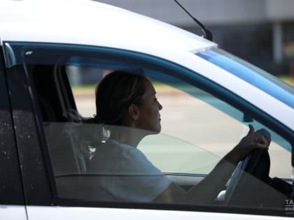 Еврокомиссия подтвердила, что въезд россиян в ЕС на личном авто подпадает под санкции