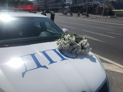 В Казани автоинспекторы поздравили участников дорожного движения с Днем семьи, любви и верности