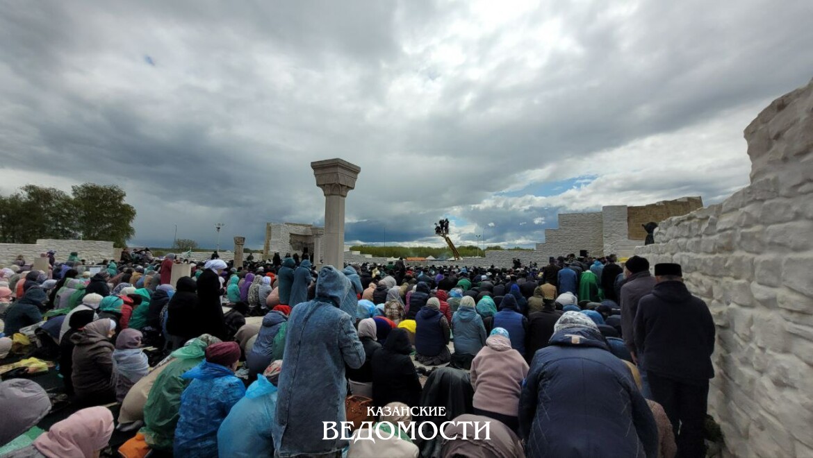 Мероприятия в казани в ноябре 2023. 1100 Летие принятия Ислама Волжской Булгарией. Намаз в мечети. Мусульманские праздники. Мероприятие по 1100 летию принятия Ислама Волжской Булгарией.