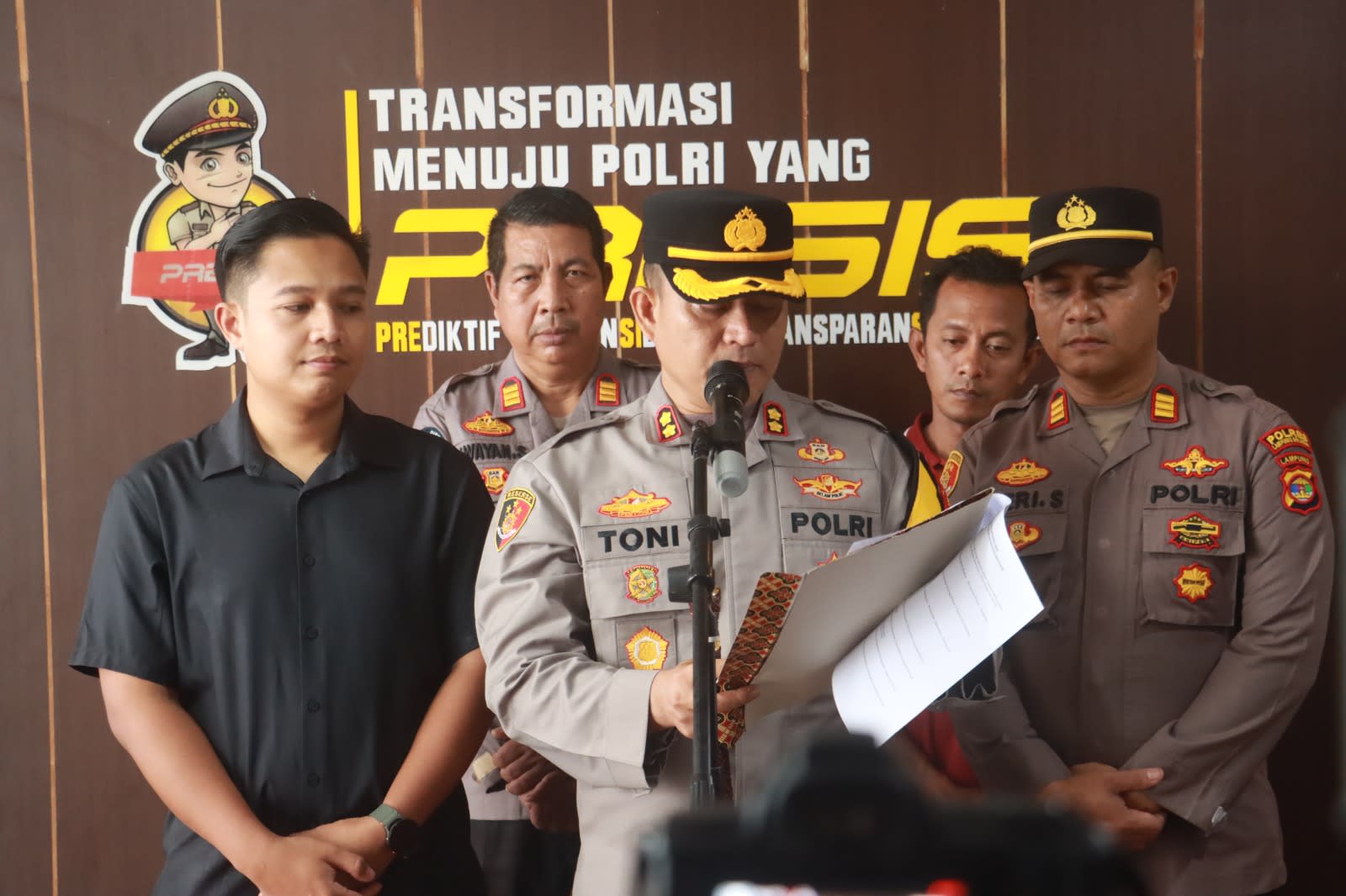 Diduga Sakit Hati, Pria Bacok Dua Warga di Dalam Toko Ditangkap, Motif Terungkap.