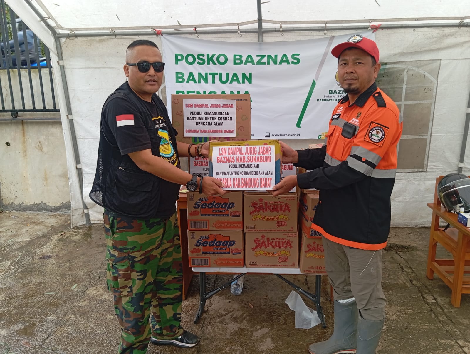 LSM Dampal Jurig & Baznas Kab Sukabumi Peduli Kemanusiaan Salurkan bantuan Tahap II Untuk Korban Bencana Alam Di Desa Pasir Langgu