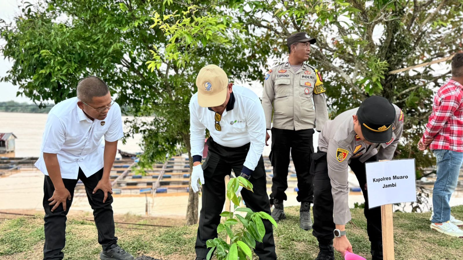 Polda Jambi Ikuti Pelaksanaan Penanaman Pohon Serentak HUT ke-69 Provinsi Jambi Digelar di Muaro Jambi