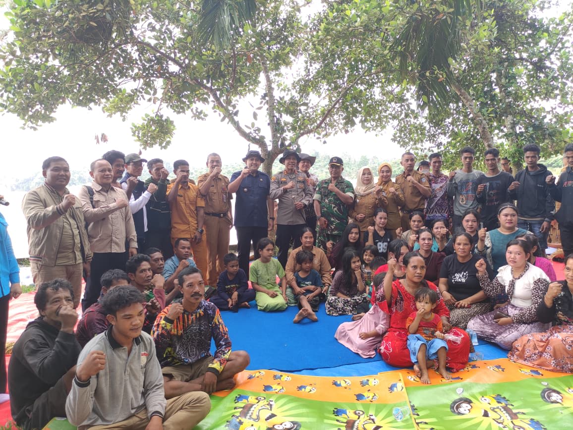 Duduk Bersinggung Lutut, Tumenggung Jon Sebut Bupati M. Syukur Rajo yang Bijak: Kami Mau Ikuti Arahannya