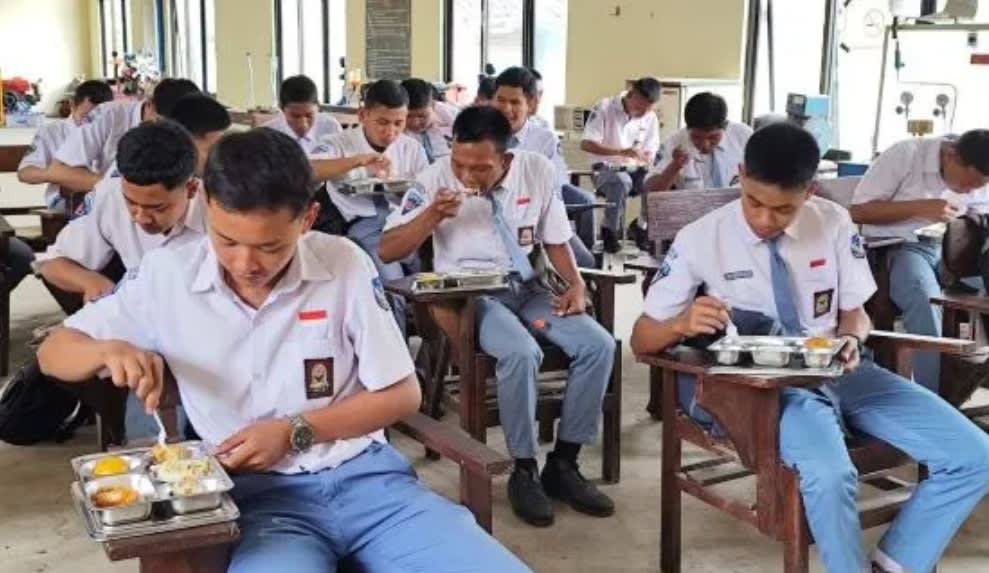 MBG atau Pendidikan Gratis: Negara Sedang Memberi Makan, Tapi Membiarkan Pikiran Lapar