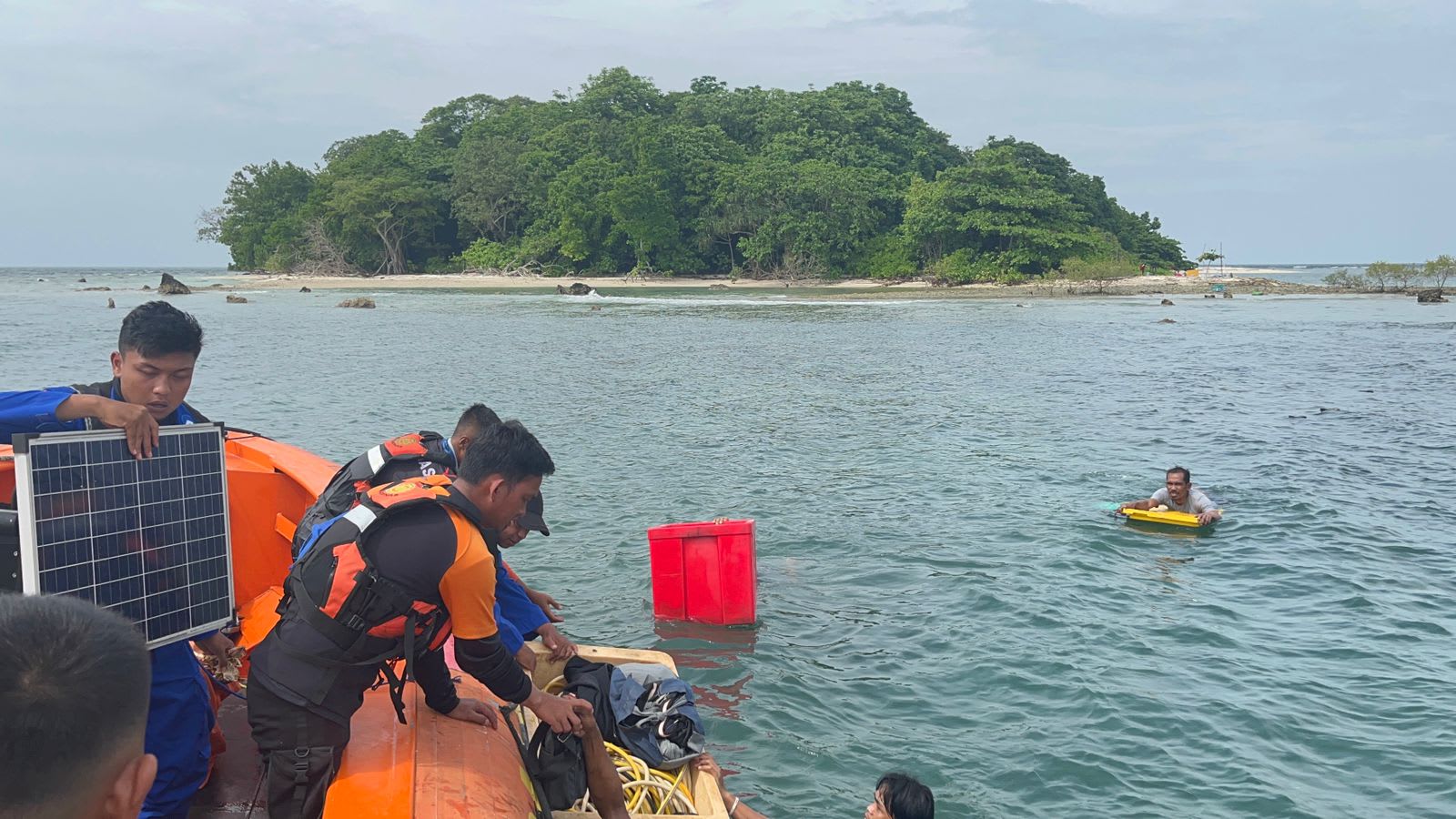 Tim SAR Evakuasi Lima ABK Kapal Nelayan Terdampar di Pulau Segama, Lampung Timur