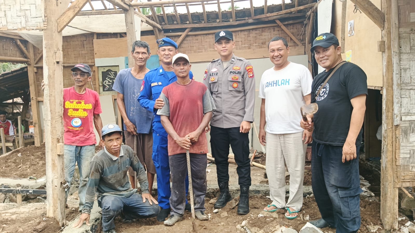 Relawan Jangkar Pustaka dan Perahu Pustaka Berikan Bantuan Bedah Rumah Warga Dusun Serungku