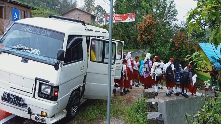 BUS SEKOLAH DI PAKPAK BHARAT: SOLUSI JARAK JAUH DI KAKI BUKIT BARISAN