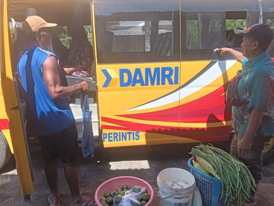 BUS PERINTIS DI MALUKU UTARA SEBAGAI PENGGERAK EKONOMI RAKYAT PERDESAAN DAN PULAU KECIL