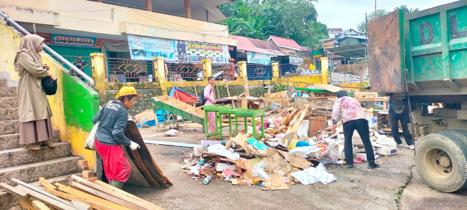 Bupati H M Syukur Terus Tata Pasar Bawah Bangko, Giliran sebanyak 11 Kios Buah Resmi Dipindahkan ke Lokasi Baru