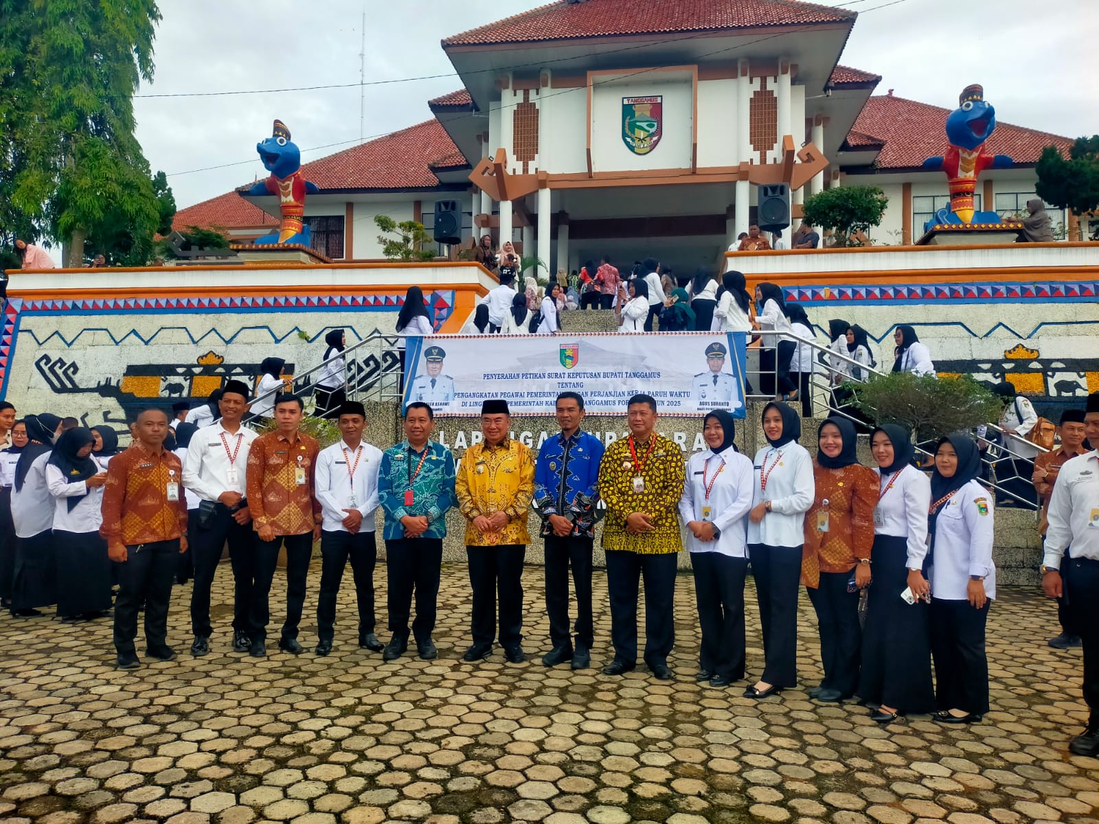 Bupati Tanggamus Serahkan SK Pengatan PPPK Paruh Waktu Formasi Tahun 2025
