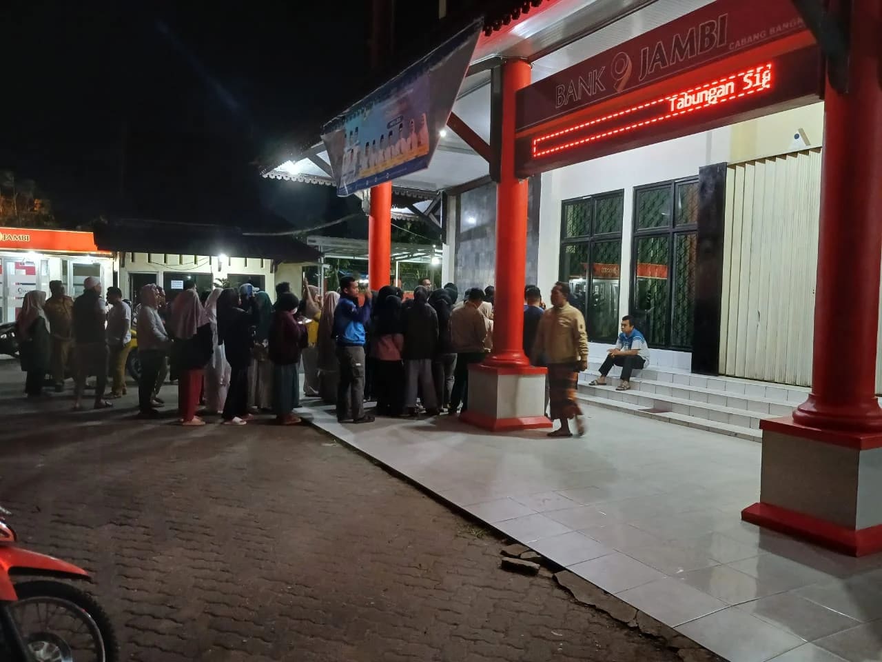 Nasabah Bank Jambi Cabang Merangin Rela Berebut Antrian Sejak Subuh Hari.