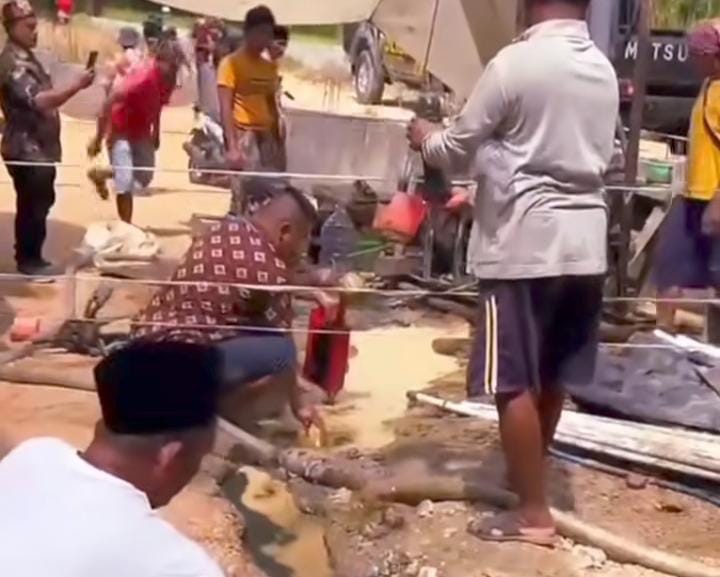 Viral !!! Sumur Bor Warga Keluarkan Cairan Diduga Minyak, BPBD Lapor ESDM
