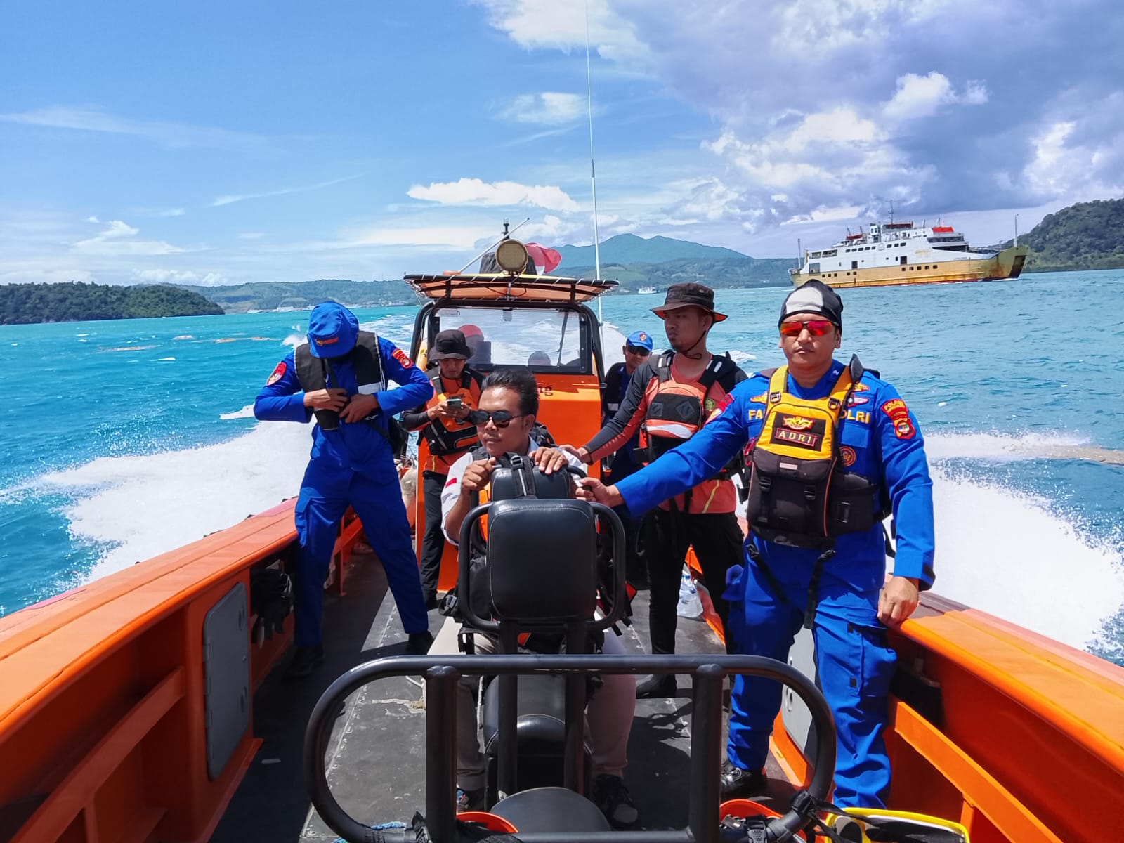 Penumpang Kapal Nekad Bundir Lompat Ke Laut dari KMP Dorothy
