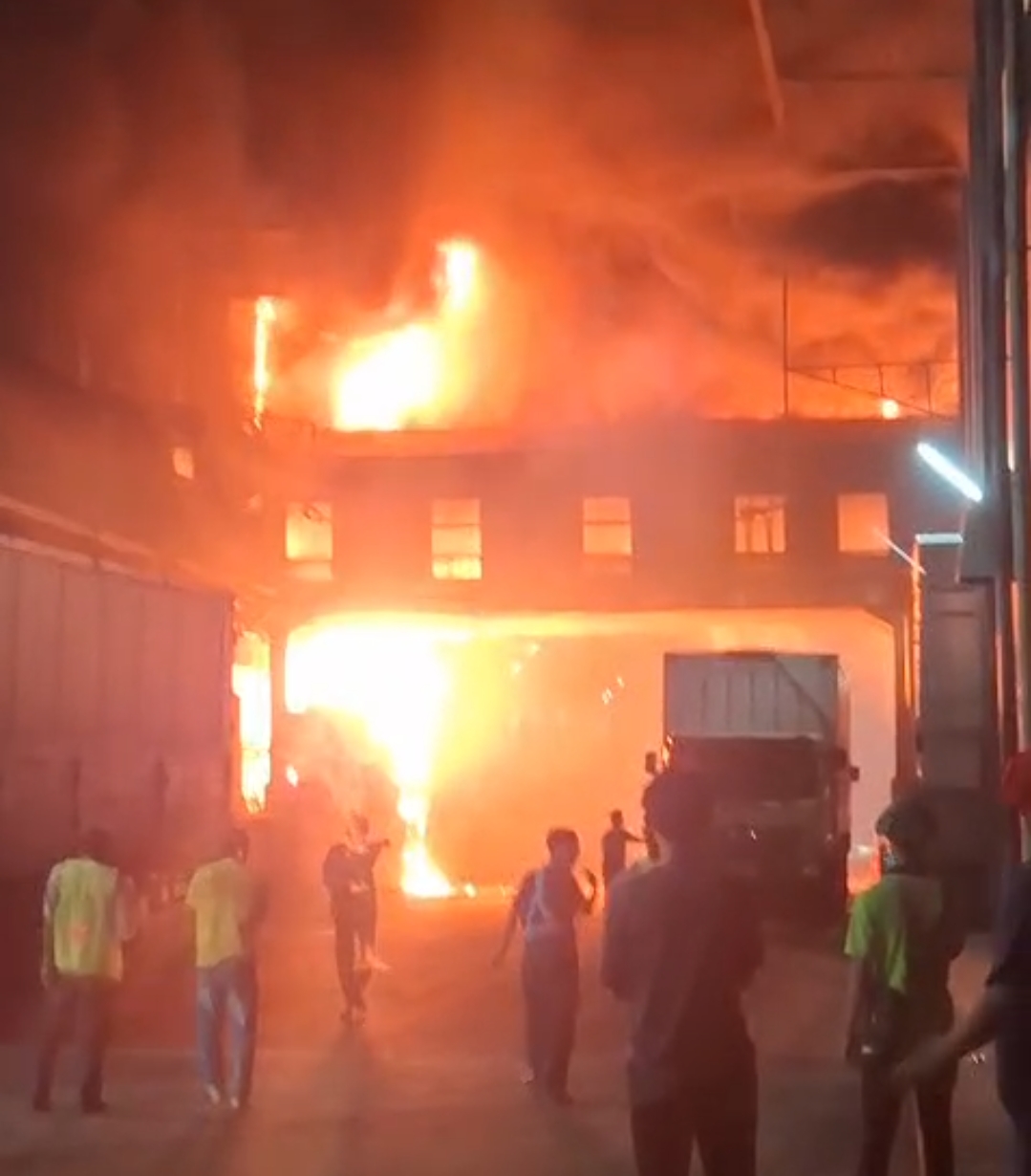 Breaking News…!!! Pabrik Kacang Dwi Kelinci Margorejo Pati Terbakar Ludes