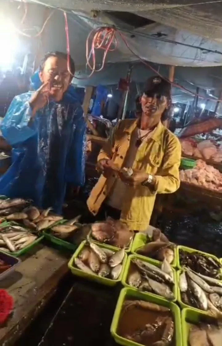 Pedagang Pasar Tumpah Cikarang Keluhkan Dugaan Pemerasan oleh Oknum yang Mengaku dari BUMDes pada Malam Hari