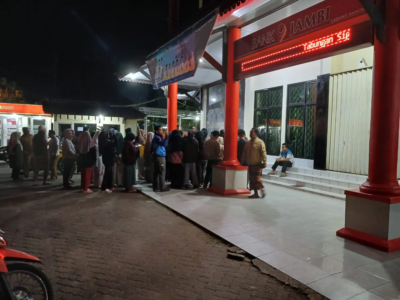 Nasabah Bank Jambi Cabang Merangin Rela Berebut Antrian Sejak Subuh Hari.
