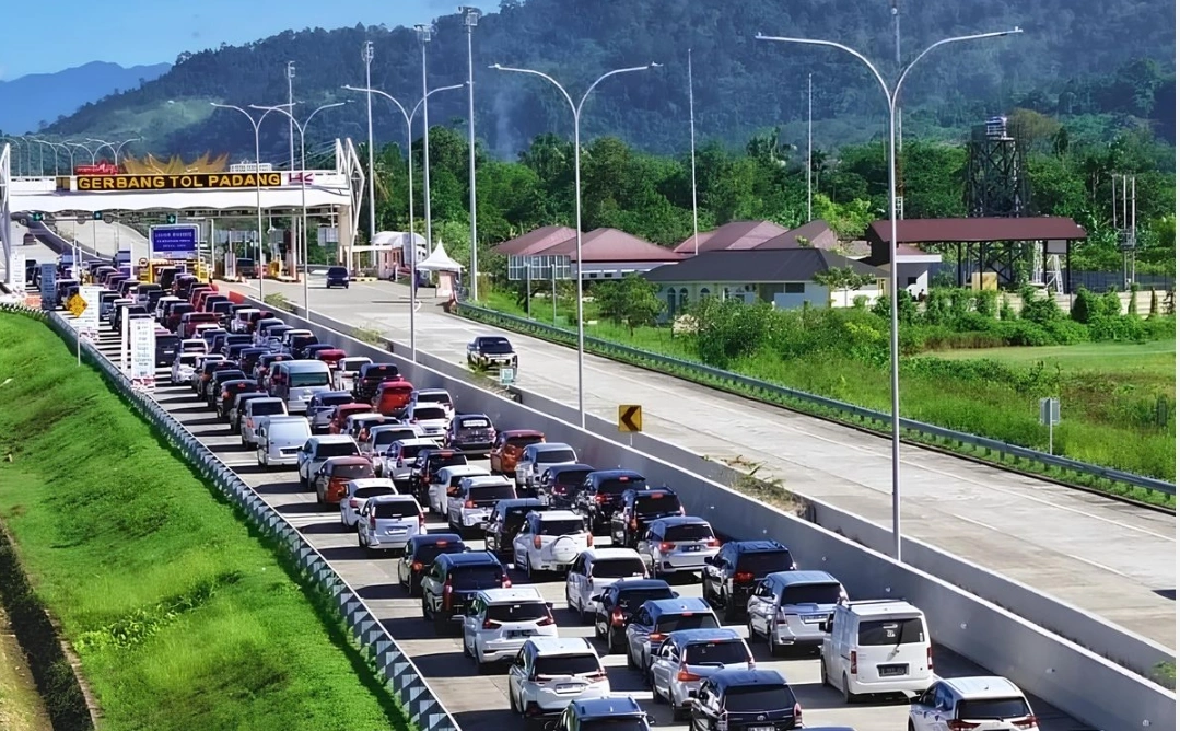 MENGURAI MASALAH PENYEBERANGAN DAN KRISIS TRANSPORTASI UMUM