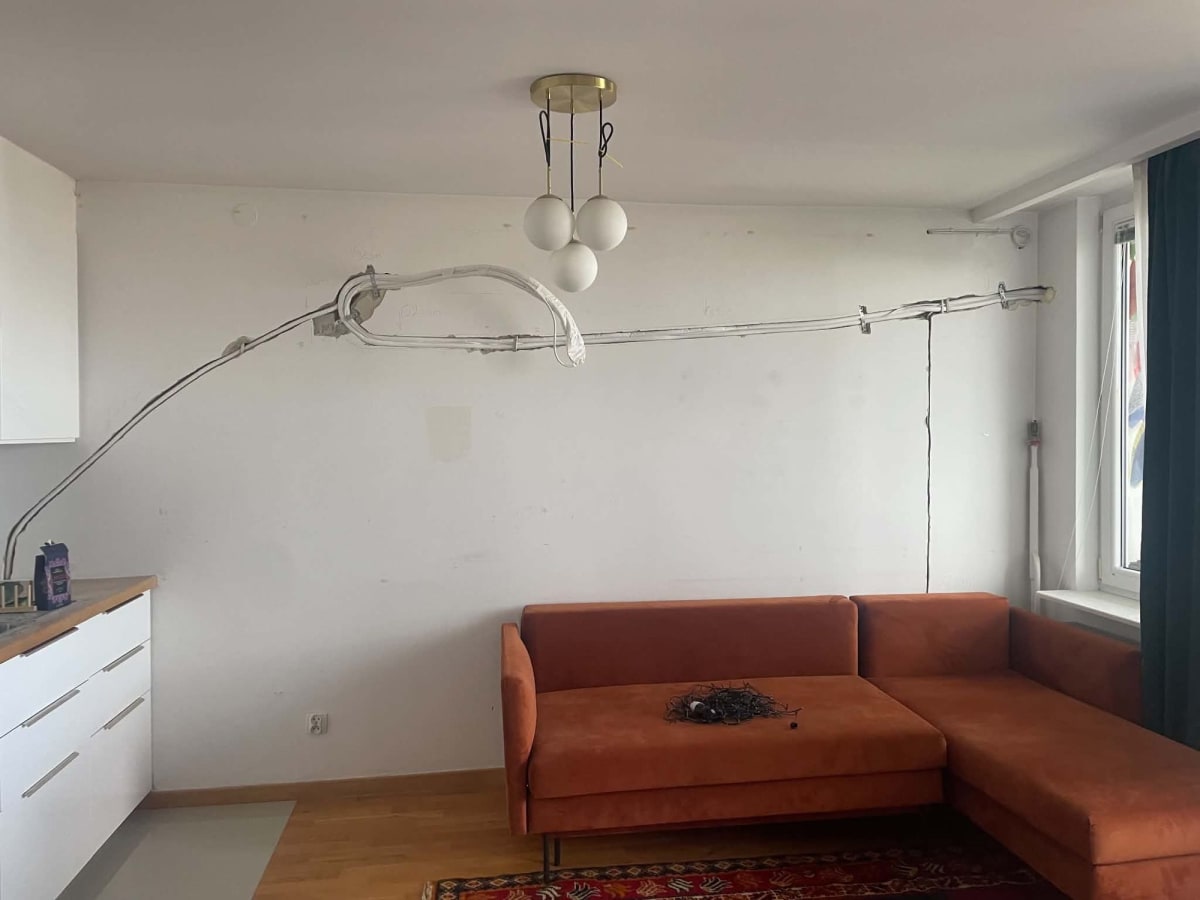 Tapeta w palmy w salonie na Ursynowie — przed