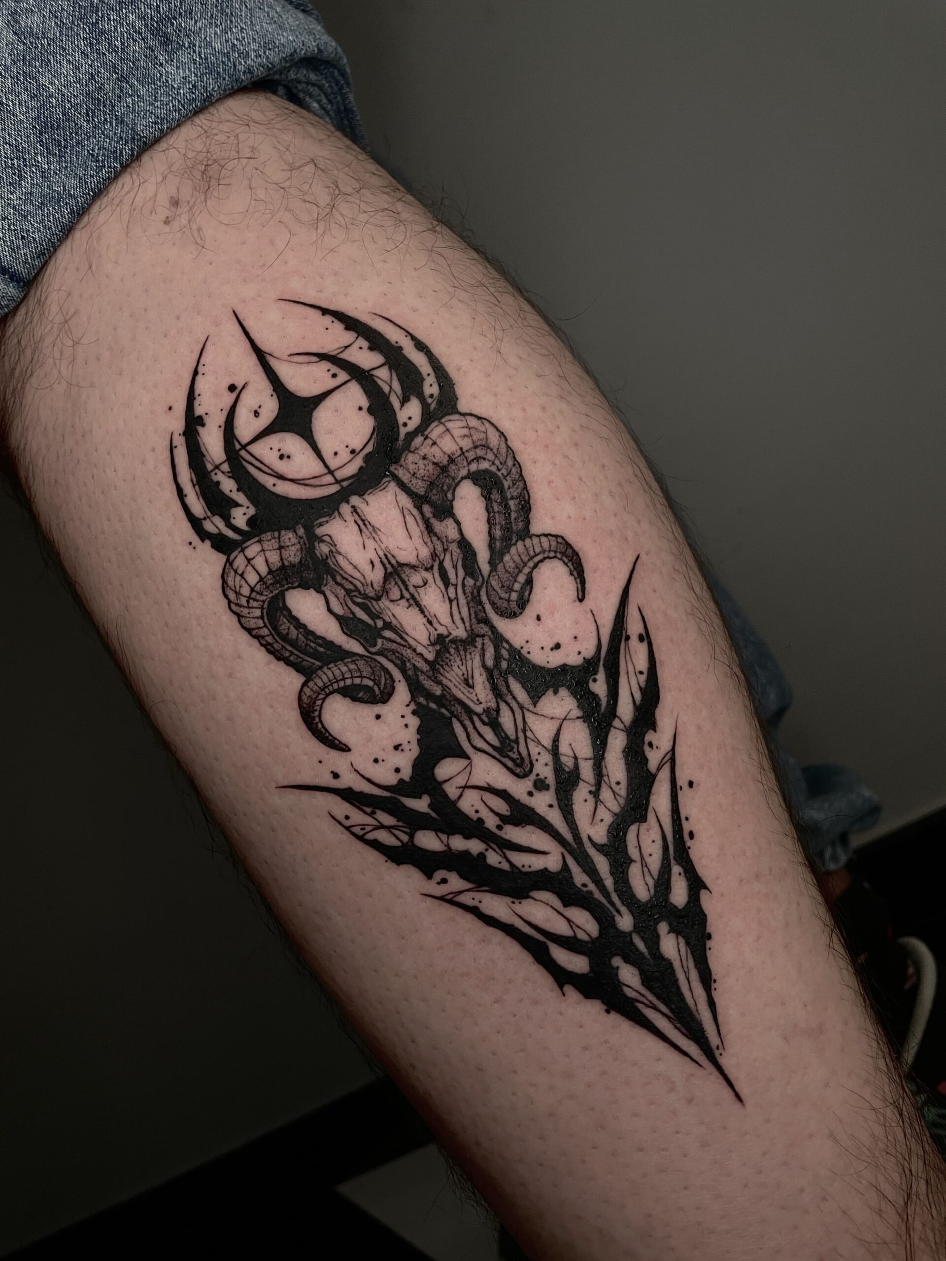 Tatuaggio blackwork/ cyber sigilism Torino