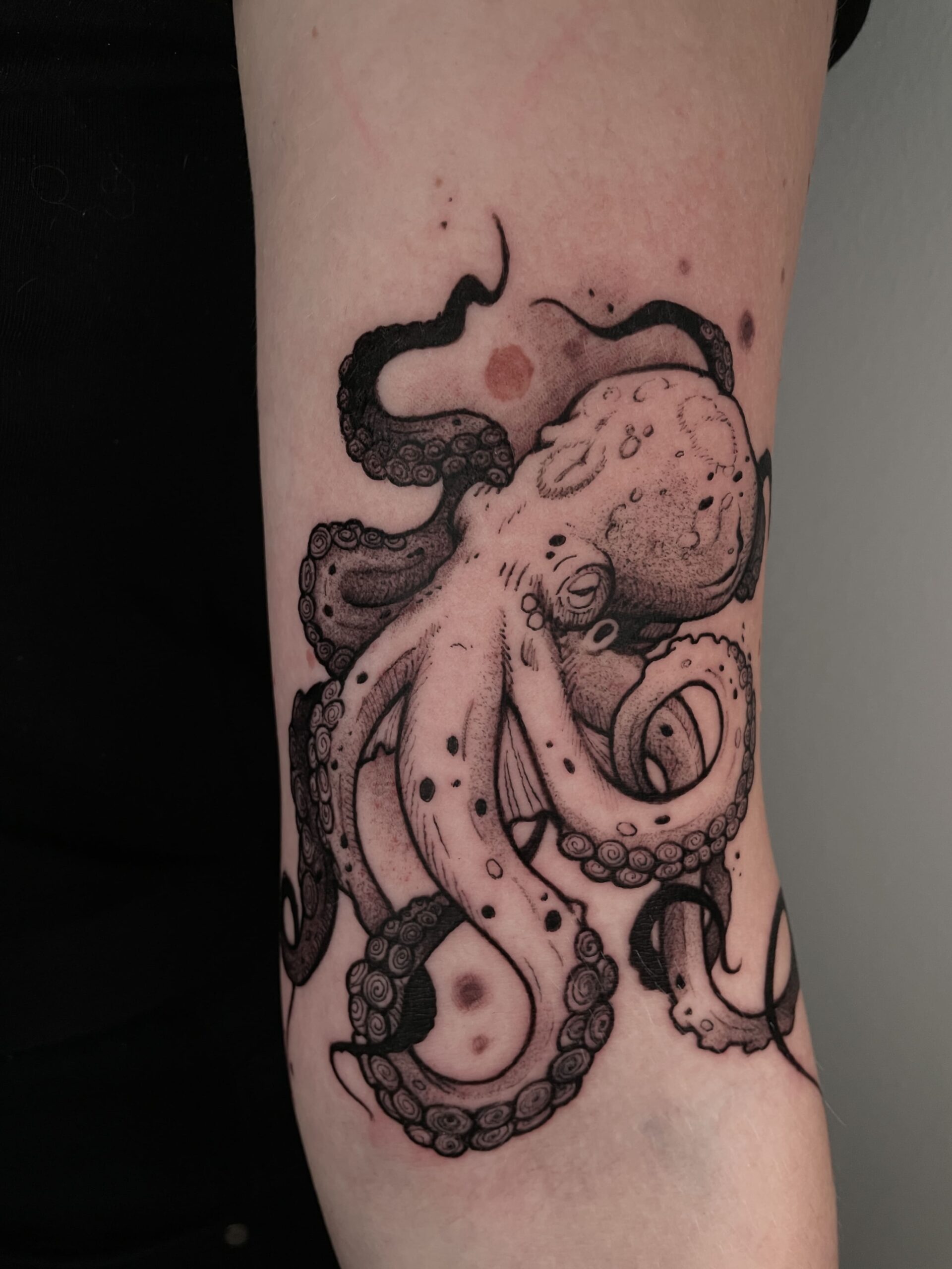 Tatuaggio blackwork/ cyber sigilism Torino