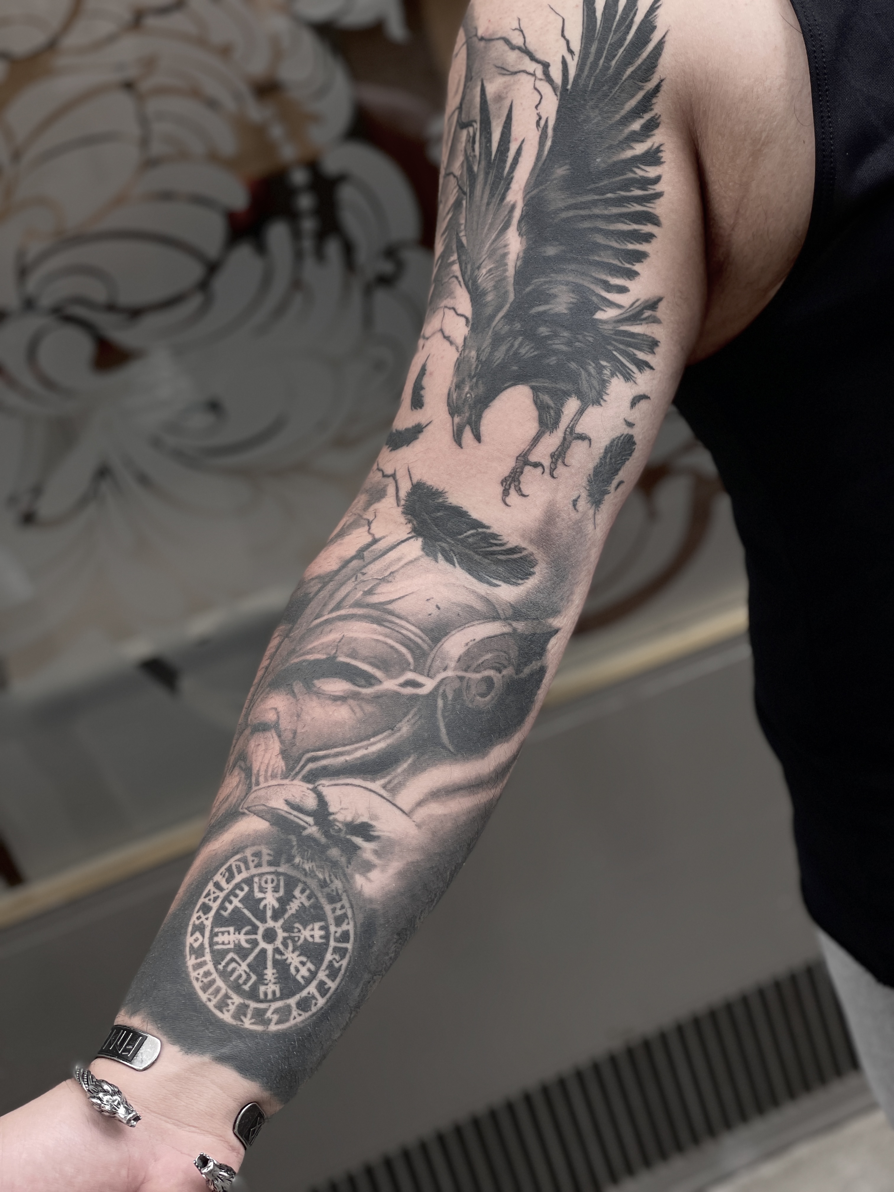 Tatuaggio vichingo black & grey su entrambe le braccia